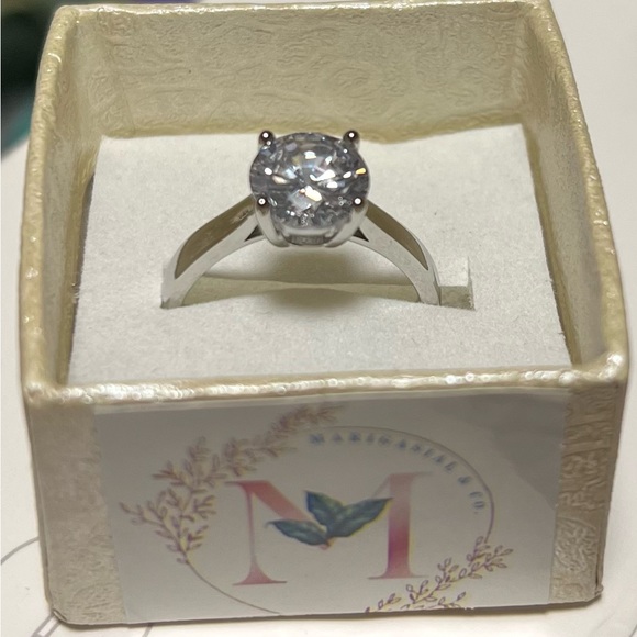 High quality clear stone brilliant solitaire - Picture 17 of 17